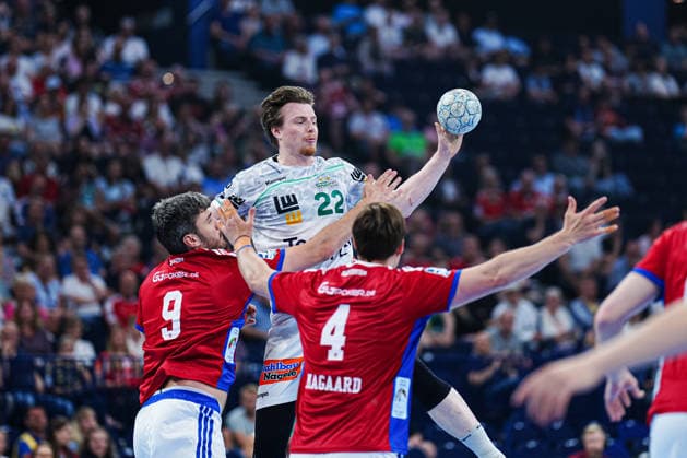 Jacob Lassen (Handball Verein Hamburg, 09), Erik Persson (Frisch Auf Goeppingen, 22), Andreas Magaard (Handball Sport Verein Hamburg, 04) GER, Handball Sport Verein Hamburg vs. Frisch Auf Goeppingen, Handball, 1. Bundesliga, Spieltag 32, Saison 2025 2026, 25.05.2026 GER, Handball Sport Verein Hamburg vs. Frisch Auf Goeppingen, Handball, 1. Bundesliga, Spieltag 32, Saison 2025 2026, 25.05.2026 Hamburg Copyright: xEibner-Pressefoto MarcelxvonxFehrnx EP_MFN