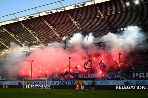 Paderborn, Home Deluxe Arena, 25.05.26, GER, Herren, Relegation, Saison 2025-2026, SC Paderborn 07 - VfL Wolfsburg Bild: Fankurve, Fans, Fanblock Paderborn Feuer, Rauch, Bengali, Bengalis, bengalisches Feuer, zuenden Feuerwerk, Rauchbombe DFL regulations prohibit any use of photographs as image sequences and or quasi-video. NRW Deutschland