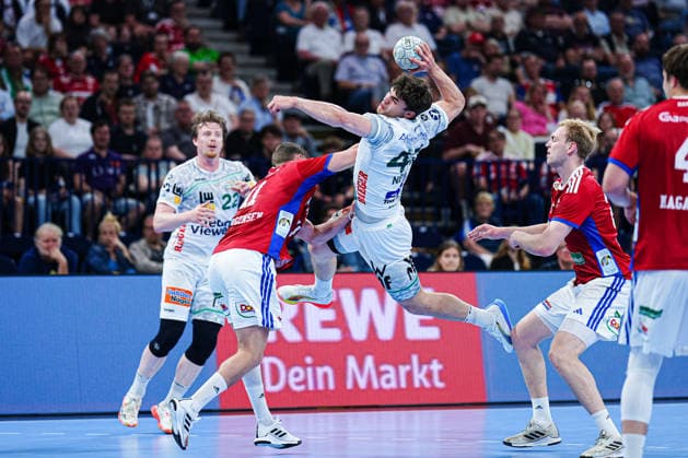 Nicolaj Jorgensen (Handball Verein Hamburg, 11), Elias Newel (Frisch Auf Goeppingen, 40) GER, Handball Sport Verein Hamburg vs. Frisch Auf Goeppingen, Handball, 1. Bundesliga, Spieltag 32, Saison 2025 2026, 25.05.2026 GER, Handball Sport Verein Hamburg vs. Frisch Auf Goeppingen, Handball, 1. Bundesliga, Spieltag 32, Saison 2025 2026, 25.05.2026 Hamburg Copyright: xEibner-Pressefoto MarcelxvonxFehrnx EP_MFN