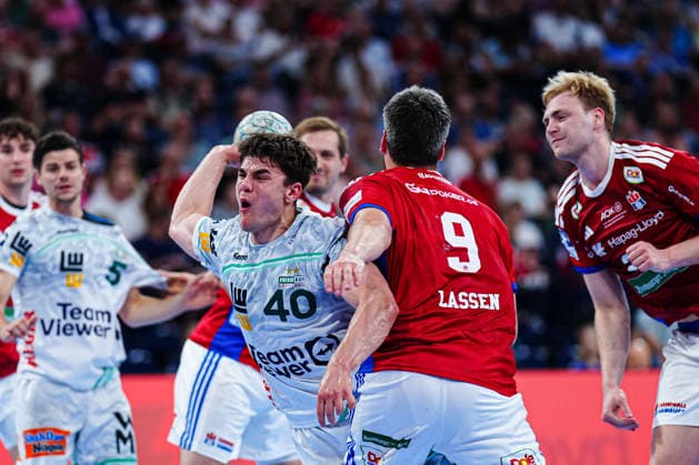 Wurf Tor Elias Newel (Frisch Auf Goeppingen, 40) GER, Handball Verein Hamburg vs. Frisch Auf Goeppingen, Handball, 1. Bundesliga, Spieltag 32, Saison 2025 2026, 25.05.2026 GER, Handball Sport Verein Hamburg vs. Frisch Auf Goeppingen, Handball, 1. Bundesliga, Spieltag 32, Saison 2025 2026, 25.05.2026 Hamburg Copyright: xEibner-Pressefoto MarcelxvonxFehrnx EP_MFN