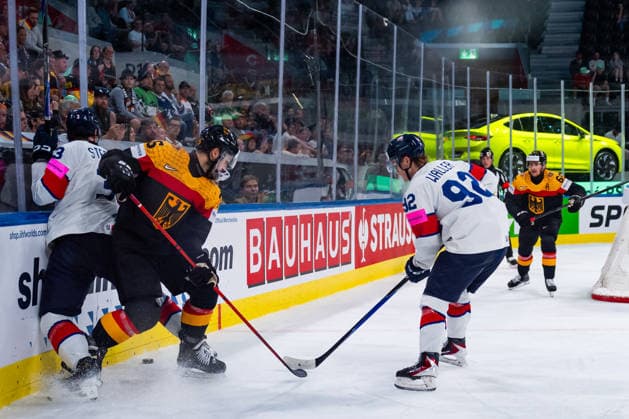 ZURICH, SWITZERLAND - MAY 25: Samuel Dove-MCFalls (Germany, 75) .in the battle for the puck with Joshua Waller (Great Britain, 92) and Liam Steele (Great Britain, 3) during the Preliminary Round - Group A Match 49 between Germany and Great Britain at the IIHF Ice hockey, Eishockey World Championship, WM, Weltmeisterschaft 2026, Swiss Life Arena on May 25, 2026 in Zurich, Switzerland. Zurich Switzerland Copyright: xTimoxSteinx