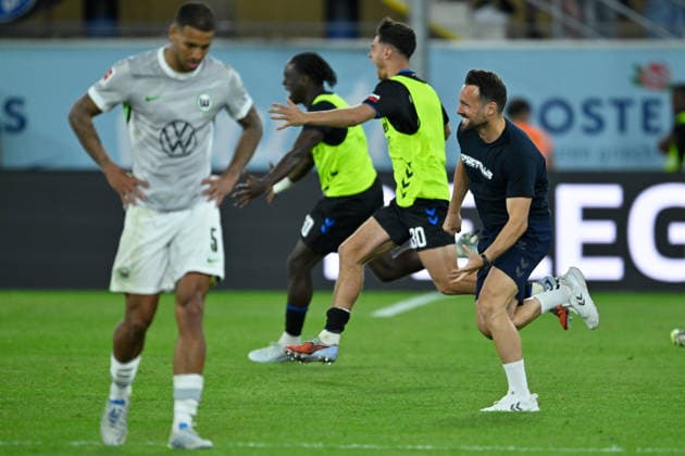 Paderborn, Home Deluxe Arena, 25.05.26, GER, Herren, Relegation, Saison 2025-2026, SC Paderborn 07 - VfL Wolfsburg Bild: Schlussjubel, Emotion, Freude bei Trainer Ralf KETTEMANN (Paderborn). VINICIUS SOUZA (Wolfsburg) ist unzufrieden, enttaeuscht, niedergeschlagen, frustriert, traurig DFL regulations prohibit any use of photographs as image sequences and or quasi-video. NRW Deutschland