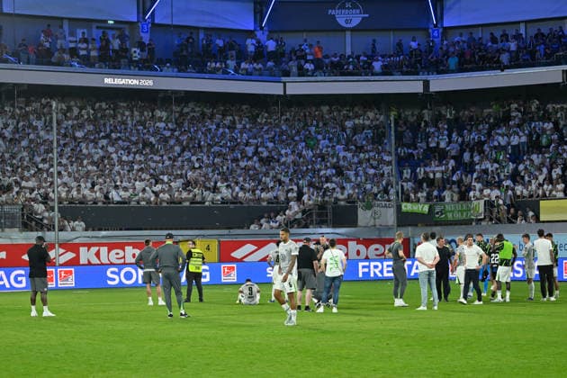 Paderborn, Home Deluxe Arena, 25.05.26, GER, Herren, Relegation, Saison 2025-2026, SC Paderborn 07 - VfL Wolfsburg Bild: Trainer Dieter HECKING (Wolfsburg) und sein Team unzufrieden, enttaeuscht, niedergeschlagen, frustriert, traurig vor Fankurve, Fans, Fanblock DFL regulations prohibit any use of photographs as image sequences and or quasi-video. NRW Deutschland