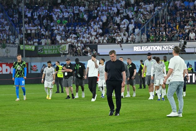 Paderborn, Home Deluxe Arena, 25.05.26, GER, Herren, Relegation, Saison 2025-2026, SC Paderborn 07 - VfL Wolfsburg Bild: Trainer Dieter HECKING (Wolfsburg) und sein Team unzufrieden, enttaeuscht, niedergeschlagen, frustriert, traurig vor Fankurve, Fans, Fanblock DFL regulations prohibit any use of photographs as image sequences and or quasi-video. NRW Deutschland