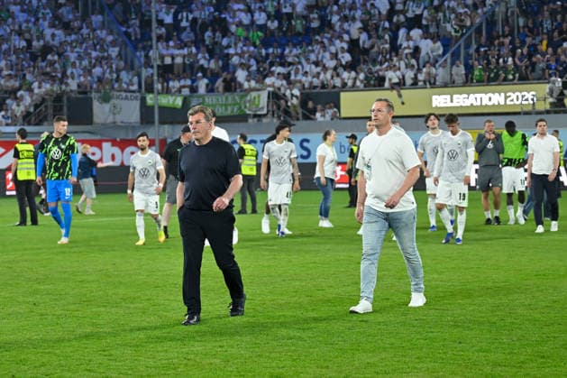 Paderborn, Home Deluxe Arena, 25.05.26, GER, Herren, Relegation, Saison 2025-2026, SC Paderborn 07 - VfL Wolfsburg Bild: Trainer Dieter HECKING (Wolfsburg) und sein Team unzufrieden, enttaeuscht, niedergeschlagen, frustriert, traurig vor Fankurve, Fans, Fanblock DFL regulations prohibit any use of photographs as image sequences and or quasi-video. NRW Deutschland