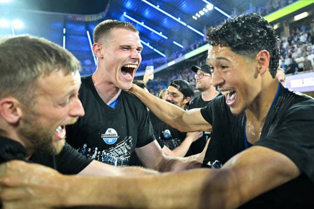 Paderborn, Home Deluxe Arena, 25.05.26, GER, Herren, Relegation, Saison 2025-2026, SC Paderborn 07 - VfL Wolfsburg Bild: v.li. Schlussjubel, Emotion, Freude bei Tjark SCHELLER (Paderborn), Steffen TIGGES (Paderborn) und Santiago CASTANEDA (Paderborn) DFL regulations prohibit any use of photographs as image sequences and or quasi-video. NRW Deutschland