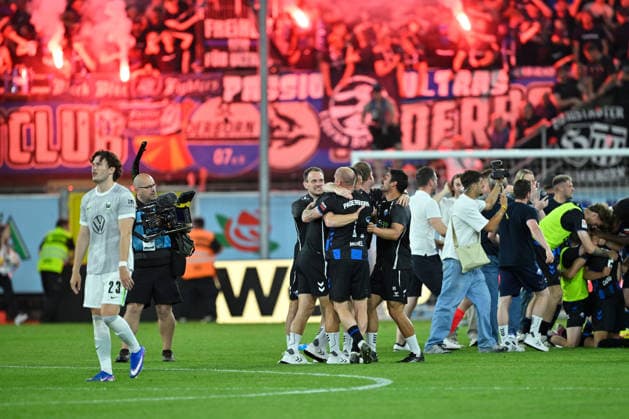 Paderborn, Home Deluxe Arena, 25.05.26, GER, Herren, Relegation, Saison 2025-2026, SC Paderborn 07 - VfL Wolfsburg Bild: Schlussjubel, Emotion, Freude bei den Spielern des SC Paderborn nach dem Aufstieg. Jonas WIND (Wolfsburg) verlässt unzufrieden, enttaeuscht, niedergeschlagen, frustriert, traurig den Platz DFL regulations prohibit any use of photographs as image sequences and or quasi-video. NRW Deutschland