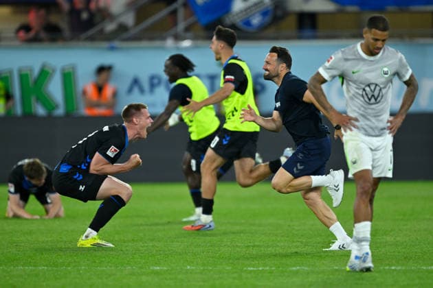 Paderborn, Home Deluxe Arena, 25.05.26, GER, Herren, Relegation, Saison 2025-2026, SC Paderborn 07 - VfL Wolfsburg Bild: Schlussjubel, Emotion, Freude bei v.li.Steffen TIGGES (Paderborn) und Trainer Ralf KETTEMANN (Paderborn). VINICIUS SOUZA (Wolfsburg) unzufrieden, enttaeuscht, niedergeschlagen, frustriert, traurig DFL regulations prohibit any use of photographs as image sequences and or quasi-video. NRW Deutschland