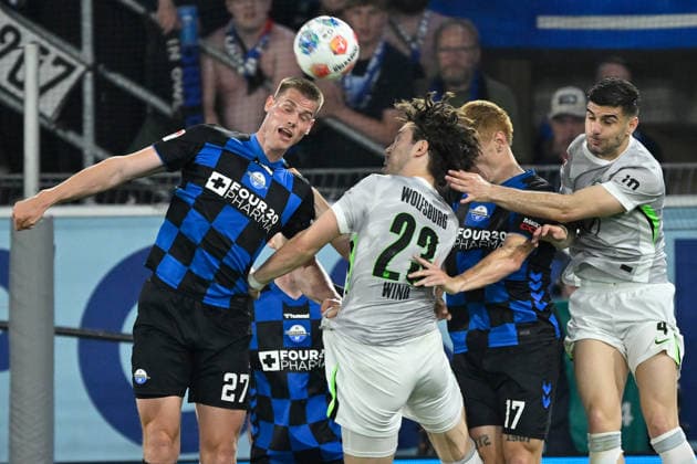 Paderborn, Home Deluxe Arena, 25.05.26, GER, Herren, Relegation, Saison 2025-2026, SC Paderborn 07 - VfL Wolfsburg Bild: v.li. Steffen TIGGES (Paderborn), Jonas WIND (Wolfsburg), Laurin CURDA (Paderborn) und Konstantinos KOULIERAKIS (Wolfsburg) im Kopfball, Kopfballduell DFL regulations prohibit any use of photographs as image sequences and or quasi-video. NRW Deutschland