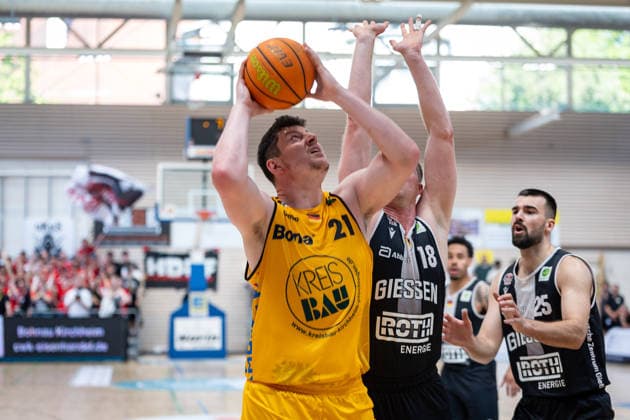 Nicolas Bretzel (Bozic Estriche Knights Kirchheim, 21) Till Gloger (Giessen 46ers, 18) Viktor Kovacevic (Giessen 46ers, 25) GER, Bozic Estriche Knights Kirchheim vs. Giessen 46ers, BARMER 2. Basketball Bundesliga, Playoffs Halbfinale Spiel 3, Saison 2025 2026, 26.05.2026 GER, Bozic Estriche Knights Kirchheim vs. Giessen 46ers, BARMER 2. Basketball Bundesliga, Playoffs Halbfinale Spiel 3, Saison 2025 2026, 26.05.2026 Goeppingen Copyright: xEibner-Pressefoto NinaxSanderx EP_NSR