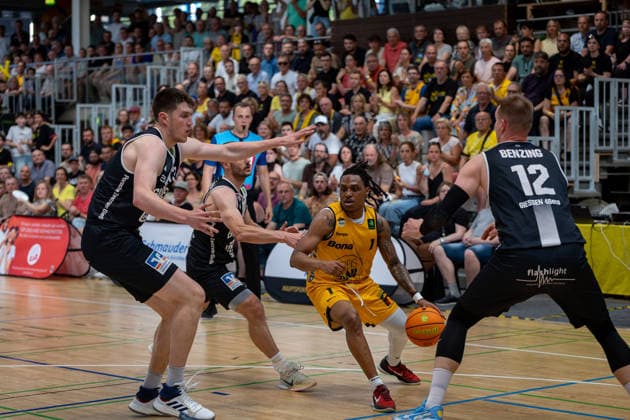 Phillip Montreal Russell (Bozic Estriche Knights Kirchheim, 01) Robin Benzing (Giessen 46ers, 12) GER, Bozic Estriche Knights Kirchheim vs. Giessen 46ers, BARMER 2. Basketball Bundesliga, Playoffs Halbfinale Spiel 3, Saison 2025 2026, 26.05.2026 GER, Bozic Estriche Knights Kirchheim vs. Giessen 46ers, BARMER 2. Basketball Bundesliga, Playoffs Halbfinale Spiel 3, Saison 2025 2026, 26.05.2026 Goeppingen Copyright: xEibner-Pressefoto NinaxSanderx EP_NSR