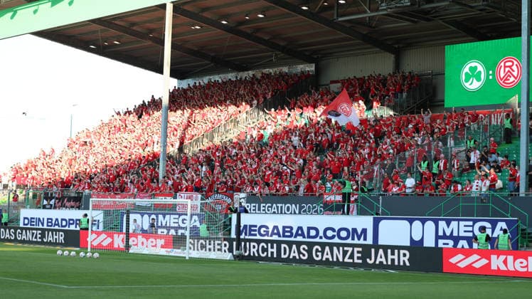 26.05.2026, xrekx, Fussball 2.Bundesliga Relegation, SpVgg Greuther Fuerth - Rot-Weiss Essen v.l. RW Essen Fans ,Stimmung, Schals, Ultras, Zuschauer, Besucher, Choreo, Choreografie, atmosphere, scarves, spectators, visitors (DFL DFB REGULATIONS PROHIBIT ANY USE OF PHOTOGRAPHS as IMAGE SEQUENCES and or QUASI-VIDEO) Fuerth