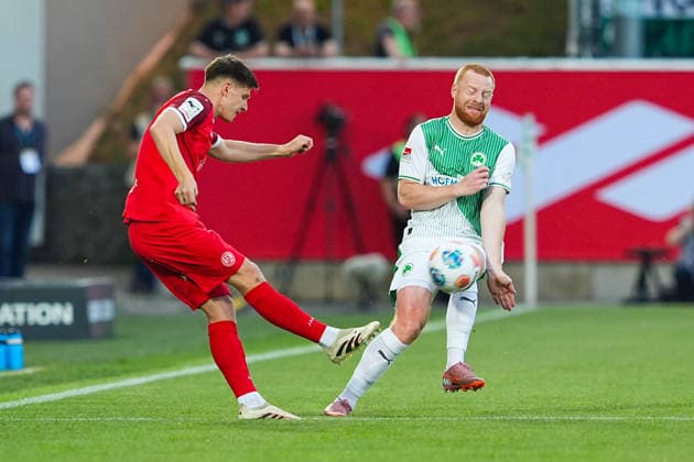 26.05.2026, xydrx, Herren, Fußball, Relegation Rückspiel, 2.Bundesliga, SpVgg Greuther Fürth - Rot-Weiss Essen, Saison 2025 2026, Sportpark Ronhof: Michael Kostka (Rot-Weiss Essen, 2) im Zweikampf gegen Paul Will (SpVgg Greuther Fürth, 13) DFB regulations prohibit any use of photographs as image sequences and or quasi-video. Copyright: HMBxMedia YannisxDreimann