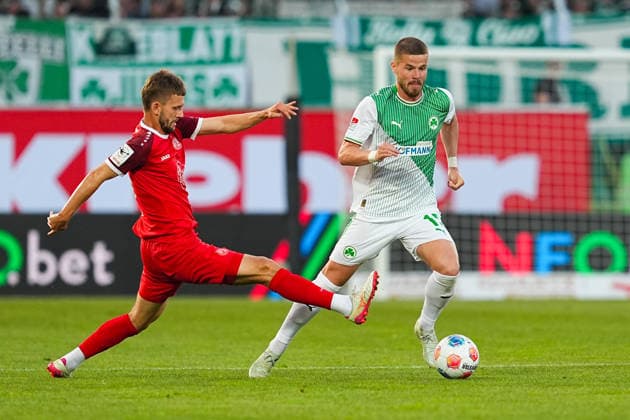 26.05.2026, xydrx, Herren, Fußball, Relegation Rückspiel, 2.Bundesliga, SpVgg Greuther Fürth - Rot-Weiss Essen, Saison 2025 2026, Sportpark Ronhof: Torben Muesel (Rot-Weiss Essen, 26) im Zweikampf gegen Jan Elvedi (SpVgg Greuther Fürth, 15) DFB regulations prohibit any use of photographs as image sequences and or quasi-video. Copyright: HMBxMedia YannisxDreimann