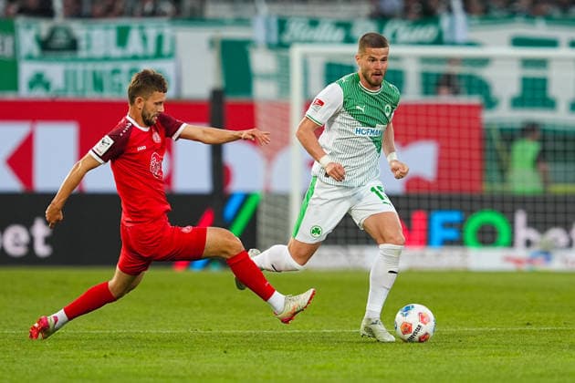 26.05.2026, xydrx, Herren, Fußball, Relegation Rückspiel, 2.Bundesliga, SpVgg Greuther Fürth - Rot-Weiss Essen, Saison 2025 2026, Sportpark Ronhof: Torben Muesel (Rot-Weiss Essen, 26) im Zweikampf gegen Jan Elvedi (SpVgg Greuther Fürth, 15) DFB regulations prohibit any use of photographs as image sequences and or quasi-video. Copyright: HMBxMedia YannisxDreimann
