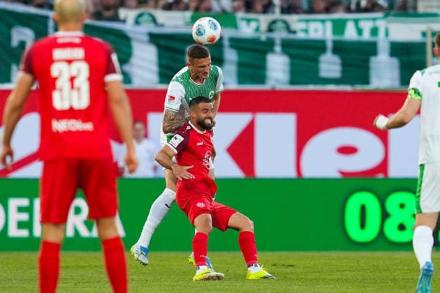 26.05.2026, xydrx, Herren, Fußball, Relegation Rückspiel, 2.Bundesliga, SpVgg Greuther Fürth - Rot-Weiss Essen, Saison 2025 2026, Sportpark Ronhof: Philipp Ziereis (SpVgg Greuther Fürth, 4) im Zweikampf gegen Ramien Safi (Rot-Weiss Essen, 7) DFB regulations prohibit any use of photographs as image sequences and or quasi-video. Copyright: HMBxMedia YannisxDreimann