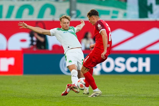 26.05.2026, xydrx, Herren, Fußball, Relegation Rückspiel, 2.Bundesliga, SpVgg Greuther Fürth - Rot-Weiss Essen, Saison 2025 2026, Sportpark Ronhof: Jannik Dehm (SpVgg Greuther Fürth, 23) im Zweikampf gegen Michael Kostka (Rot-Weiss Essen, 2) DFB regulations prohibit any use of photographs as image sequences and or quasi-video. Copyright: HMBxMedia YannisxDreimann