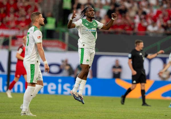 Jubel nach dem Tor zum 1-0 durch Noel Futkeu (SpVgg Greuther Fuerth, 9), jubelnd, bejubelt, jubelt, jubeln, emotionen, celebrate. Hier jubelt er über sein Tor. SpVgg Greuther Fürth - Rot Weiss Essen, Fussball, Relegation zur 2. Bundesliga Rückspiel, Sportpark Ronhof, Fürth DFL regulations prohibit any use of photographs as image sequences and or quasi-video. Copyright: HMBxMedia xMarcoxBader