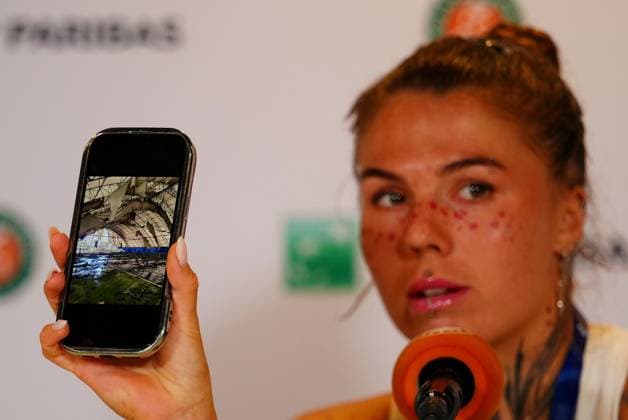 Following her first round win over Russian opponent Elena Pridankina, an emotional Oleksandra Oliynykova shows the gathered press a photograph of bombed out tennis courts in Ukraine, courts on which she used to play as a child French Open Tennis, Day Three, Tennis, Roland Garros, Paris, France - 26 May 2026Paris Roland Garros France EDITORIAL USE ONLY No use with unauthorised audio, video, data, fixture lists, club league logos or live services. Online in-match use limited to 120 images, no video emulation. No use in betting, games or single club league player publications. Copyright: xJavierxGarcia Shutterstockx 16898258dz