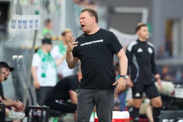 Cheftrainer Uwe Koschinat (Rot-Weiss Essen) unzufrieden, gestikuliert, Emotion, SpVgg Greuther Fuerth vs. Rot-Weiss Essen, Fussball, Maenner, Relegation, 2. Bundesliga, DFL, Saison 2025 2026, Rueckspiel, 26.05.2026 DFB regulations prohibit any use of photographs as image sequences and or quasi-video Fuerth Bayern Deutschland