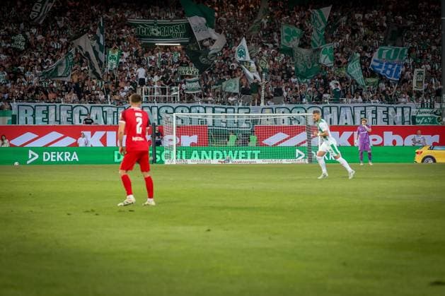 Relegationsspiele abschaffen, Banner der Fuerther Fans, SpVgg Greuther Fuerth vs. Rot-Weiss Essen, Fussball, Maenner, Relegation, 2. Bundesliga, DFL, Saison 2025 2026, Rueckspiel, 26.05.2026 DFB regulations prohibit any use of photographs as image sequences and or quasi-video Fuerth Bayern Deutschland