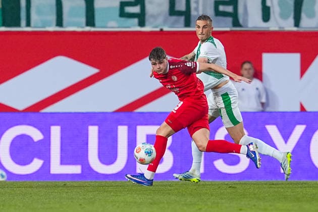 26.05.2026, xydrx, Herren, Fußball, Relegation Rückspiel, 2.Bundesliga, SpVgg Greuther Fürth - Rot-Weiss Essen, Saison 2025 2026, Sportpark Ronhof: Jaka Cuber Potocnik (Rot-Weiss Essen, 9) im Zweikampf gegen Philipp Ziereis (SpVgg Greuther Fürth, 4) DFB regulations prohibit any use of photographs as image sequences and or quasi-video. Copyright: HMBxMedia YannisxDreimann