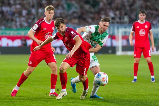 26.05.2026, xydrx, Herren, Fußball, Relegation Rückspiel, 2.Bundesliga, SpVgg Greuther Fürth - Rot-Weiss Essen, Saison 2025 2026, Sportpark Ronhof: Michael Kostka (Rot-Weiss Essen, 2) im Zweikampf gegen Branimir Hrgota (SpVgg Greuther Fürth, 10) DFB regulations prohibit any use of photographs as image sequences and or quasi-video. Copyright: HMBxMedia YannisxDreimann