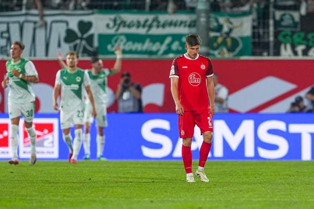 26.05.2026, xydrx, Herren, Fußball, Relegation Rückspiel, 2.Bundesliga, SpVgg Greuther Fürth - Rot-Weiss Essen, Saison 2025 2026, Sportpark Ronhof: Michael Kostka (Rot-Weiss Essen, 2) enttäuscht, lässt den Kopf hängen nach dem 2:0 Treffer von SpVgg Greuther Fürth DFB regulations prohibit any use of photographs as image sequences and or quasi-video. Copyright: HMBxMedia YannisxDreimann