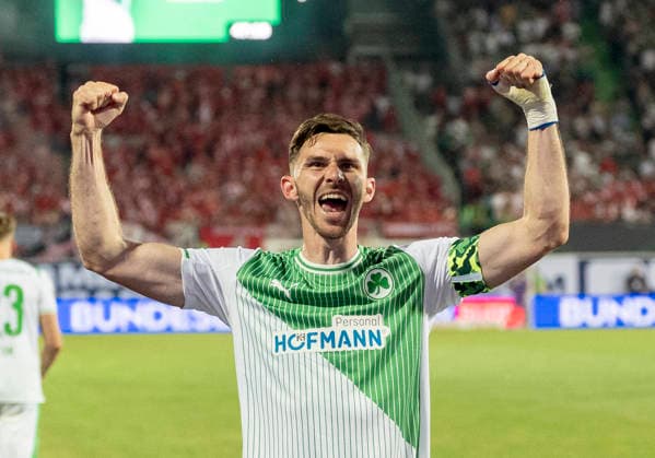 Jubel nach dem Tor zum 2-0 durch Branimir Hrgota (SpVgg Greuther Fuerth, 10), jubelnd, bejubelt, jubelt, jubeln, emotionen, celebrate SpVgg Greuther Fürth - Rot Weiss Essen, Fussball, Relegation zur 2. Bundesliga Rückspiel, Sportpark Ronhof, Fürth DFL regulations prohibit any use of photographs as image sequences and or quasi-video. Copyright: HMBxMedia xMarcoxBader