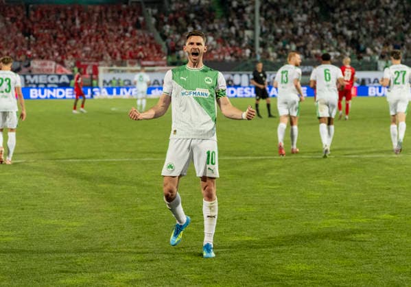 Jubel nach dem Tor zum 2-0 durch Branimir Hrgota (SpVgg Greuther Fuerth, 10), jubelnd, bejubelt, jubelt, jubeln, emotionen, celebrate SpVgg Greuther Fürth - Rot Weiss Essen, Fussball, Relegation zur 2. Bundesliga Rückspiel, Sportpark Ronhof, Fürth DFL regulations prohibit any use of photographs as image sequences and or quasi-video. Copyright: HMBxMedia xMarcoxBader