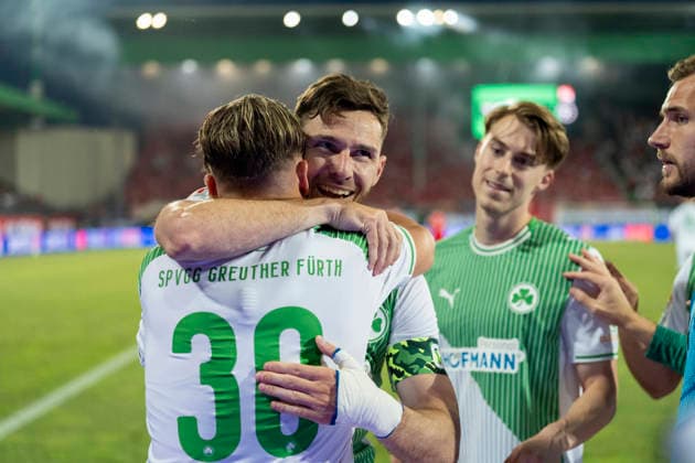 Jubel nach dem Tor zum 2-0 durch Branimir Hrgota (SpVgg Greuther Fuerth, 10), jubelnd, bejubelt, jubelt, jubeln, emotionen, celebrate. Hier umarmt er Felix Klaus (SpVgg Greuther Fuerth, 30) SpVgg Greuther Fürth - Rot Weiss Essen, Fussball, Relegation zur 2. Bundesliga Rückspiel, Sportpark Ronhof, Fürth DFL regulations prohibit any use of photographs as image sequences and or quasi-video. Copyright: HMBxMedia xMarcoxBader