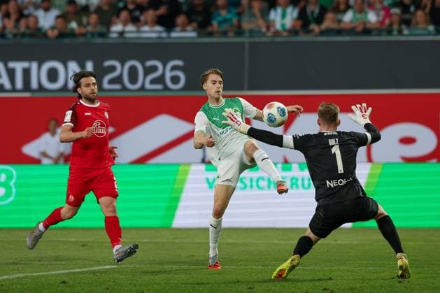 Torchance von Luca Itter 27 (Spvgg Greuther Fuerth), mit Jakob Golz 1 (Rot-Weiss Essen), SpVgg Greuther Fuerth vs. Rot-Weiss Essen, Fussball, Maenner, Relegation, 2. Bundesliga, DFL, Saison 2025 2026, Rueckspiel, 26.05.2026 DFB regulations prohibit any use of photographs as image sequences and or quasi-video Fuerth Bayern Deutschland