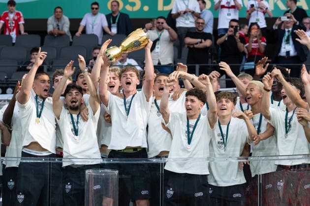Pokaluebergabe der U19 VfB Stuttgart. Jubel Freude. GER, FC Bayern Muenchen vs. VfB Stuttgart, Fussball, Herren, DFB-Pokal, Finale, Spielzeit 2025 2026, 23.05.2026, DFL DFB REGULATIONS PROHIBIT ANY USE OF PHOTOGRAPHS AS IMAGE SEQUENCES AND OR QUASI-VIDEO, GER, FC Bayern Muenchen vs. VfB Stuttgart, Fussball, Herren, DFB-Pokal, Finale, Spielzeit 2025 2026, 23.05.2026 Berlin Copyright: xEibner-Pressefoto WolfgangxFrankx EP_WFK