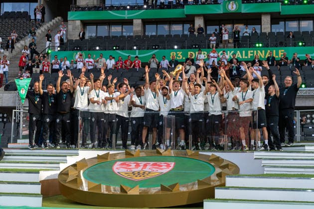 Pokaluebergabe der U19 VfB Stuttgart. Jubel Freude. GER, FC Bayern Muenchen vs. VfB Stuttgart, Fussball, Herren, DFB-Pokal, Finale, Spielzeit 2025 2026, 23.05.2026, DFL DFB REGULATIONS PROHIBIT ANY USE OF PHOTOGRAPHS AS IMAGE SEQUENCES AND OR QUASI-VIDEO, GER, FC Bayern Muenchen vs. VfB Stuttgart, Fussball, Herren, DFB-Pokal, Finale, Spielzeit 2025 2026, 23.05.2026 Berlin Copyright: xEibner-Pressefoto WolfgangxFrankx EP_WFK