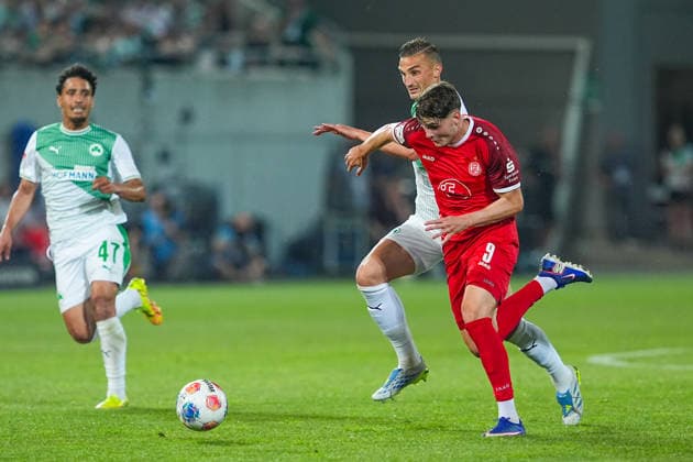 26.05.2026, xydrx, Herren, Fußball, Relegation Rückspiel, 2.Bundesliga, SpVgg Greuther Fürth - Rot-Weiss Essen, Saison 2025 2026, Sportpark Ronhof: Philipp Ziereis (SpVgg Greuther Fürth, 4) im Zweikampf gegen Jaka Cuber Potocnik (Rot-Weiss Essen, 9) DFB regulations prohibit any use of photographs as image sequences and or quasi-video. Copyright: HMBxMedia YannisxDreimann