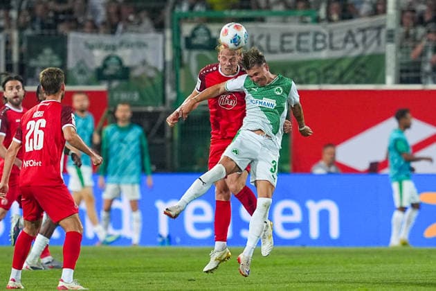 26.05.2026, xydrx, Herren, Fußball, Relegation Rückspiel, 2.Bundesliga, SpVgg Greuther Fürth - Rot-Weiss Essen, Saison 2025 2026, Sportpark Ronhof: Ben Huening (Rot-Weiss Essen, 15) im Zweikampf gegen Kelsey Aninkorah-Meisel (Rot-Weiss Essen, 30) DFB regulations prohibit any use of photographs as image sequences and or quasi-video. Copyright: HMBxMedia YannisxDreimann