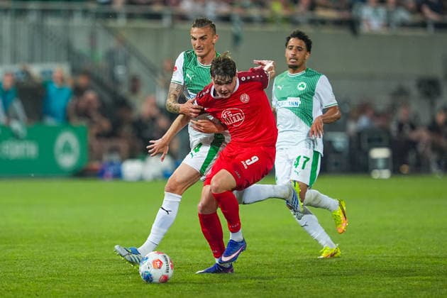 26.05.2026, xydrx, Herren, Fußball, Relegation Rückspiel, 2.Bundesliga, SpVgg Greuther Fürth - Rot-Weiss Essen, Saison 2025 2026, Sportpark Ronhof: Philipp Ziereis (SpVgg Greuther Fürth, 4) und Sayfallah Ltaief (SpVgg Greuther Fürth, 47) im Zweikampf gegen Jaka Cuber Potocnik (Rot-Weiss Essen, 9) DFB regulations prohibit any use of photographs as image sequences and or quasi-video. Copyright: HMBxMedia YannisxDreimann