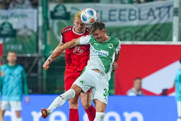 26.05.2026, xydrx, Herren, Fußball, Relegation Rückspiel, 2.Bundesliga, SpVgg Greuther Fürth - Rot-Weiss Essen, Saison 2025 2026, Sportpark Ronhof: Ben Huening (Rot-Weiss Essen, 15) im Zweikampf gegen Kelsey Aninkorah-Meisel (Rot-Weiss Essen, 30) DFB regulations prohibit any use of photographs as image sequences and or quasi-video. Copyright: HMBxMedia YannisxDreimann