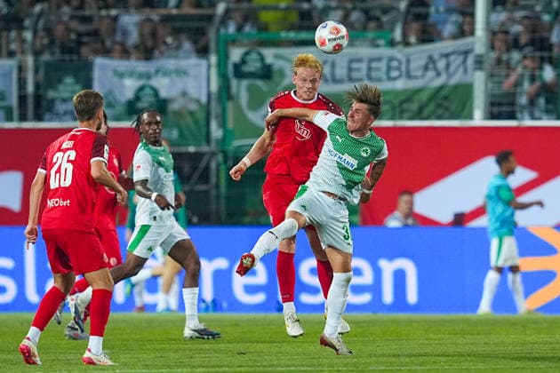 26.05.2026, xydrx, Herren, Fußball, Relegation Rückspiel, 2.Bundesliga, SpVgg Greuther Fürth - Rot-Weiss Essen, Saison 2025 2026, Sportpark Ronhof: Ben Huening (Rot-Weiss Essen, 15) im Zweikampf gegen Kelsey Aninkorah-Meisel (Rot-Weiss Essen, 30) DFB regulations prohibit any use of photographs as image sequences and or quasi-video. Copyright: HMBxMedia YannisxDreimann
