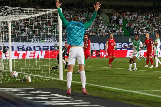 Der Schuss von Branimir Hrgota 10 (Spvgg Greuther Fuerth), verdeckt, geht zum 2:0 ins Tor, Auswechselspieler Dennis Srbeny 7 (Spvgg Greuther Fuerth) jubelt bereits frueh, SpVgg Greuther Fuerth vs. Rot-Weiss Essen, Fussball, Maenner, Relegation, 2. Bundesliga, DFL, Saison 2025 2026, Rueckspiel, 26.05.2026 DFB regulations prohibit any use of photographs as image sequences and or quasi-video Fuerth Bayern Deutschland