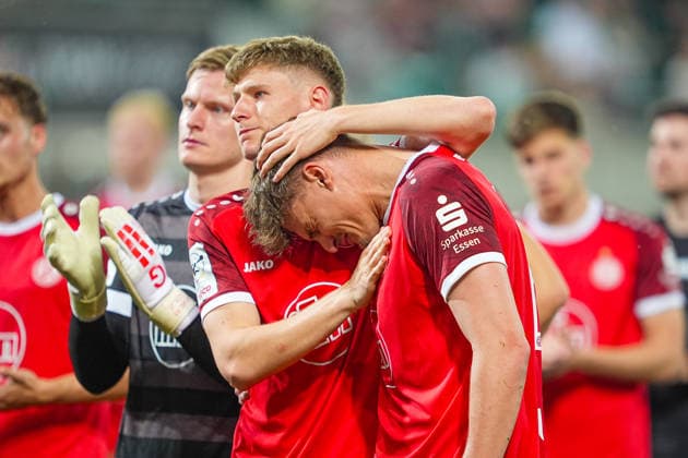 26.05.2026, xydrx, Herren, Fußball, Relegation Rückspiel, 2.Bundesliga, SpVgg Greuther Fürth - Rot-Weiss Essen, Saison 2025 2026, Sportpark Ronhof: Gianluca Swajkowski (Rot-Weiss Essen, 39) tröstet Marek Janssen (Rot-Weiss Essen, 20) nach dem verpassten Aufstieg DFB regulations prohibit any use of photographs as image sequences and or quasi-video. Copyright: HMBxMedia YannisxDreimann