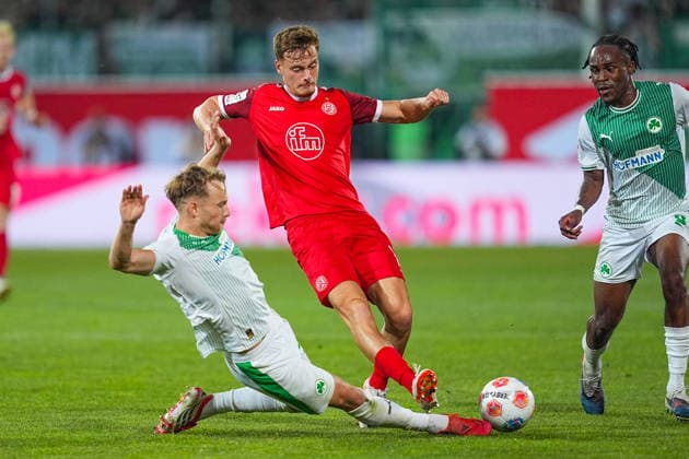 26.05.2026, xydrx, Herren, Fußball, Relegation Rückspiel, 2.Bundesliga, SpVgg Greuther Fürth - Rot-Weiss Essen, Saison 2025 2026, Sportpark Ronhof: Jannik Dehm (SpVgg Greuther Fürth, 23) im Zweikampf gegen Marvin Obuz (Rot-Weiss Essen, 10) DFB regulations prohibit any use of photographs as image sequences and or quasi-video. Copyright: HMBxMedia YannisxDreimann