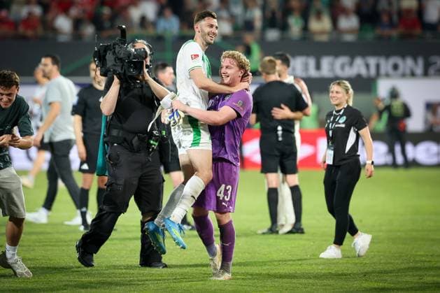 Silas Joel Pruefrock 43 (Spvgg Greuther Fuerth) traegt Branimir Hrgota 10 (Spvgg Greuther Fuerth) nach Spielende, Freude, Emotion, SpVgg Greuther Fuerth vs. Rot-Weiss Essen, Fussball, Maenner, Relegation, 2. Bundesliga, DFL, Saison 2025 2026, Rueckspiel, 26.05.2026 DFB regulations prohibit any use of photographs as image sequences and or quasi-video Fuerth Bayern Deutschland