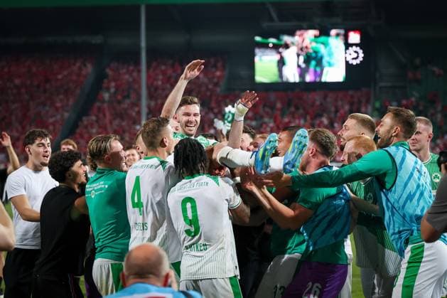 Die Fuerther Mannschaft laesst ihren scheidenden Kapitaen Branimir Hrgota 10 (Spvgg Greuther Fuerth) hochleben, Emotion, SpVgg Greuther Fuerth vs. Rot-Weiss Essen, Fussball, Maenner, Relegation, 2. Bundesliga, DFL, Saison 2025 2026, Rueckspiel, 26.05.2026 DFB regulations prohibit any use of photographs as image sequences and or quasi-video Fuerth Bayern Deutschland