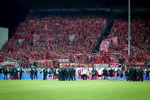 Die Fans von Rot-Weiss Essen feiern ihre Mannschaft nach dem Spiel, Polizeikraefte sichern den Platz ab, SpVgg Greuther Fuerth vs. Rot-Weiss Essen, Fussball, Maenner, Relegation, 2. Bundesliga, DFL, Saison 2025 2026, Rueckspiel, 26.05.2026 DFB regulations prohibit any use of photographs as image sequences and or quasi-video Fuerth Bayern Deutschland