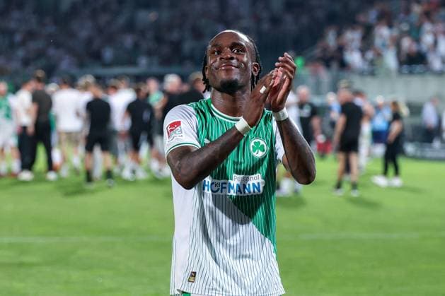 Noel Futkeu 9 (Spvgg Greuther Fuerth) wird von den Fans nach Spielende gefeiert, Schlussjubel, SpVgg Greuther Fuerth vs. Rot-Weiss Essen, Fussball, Maenner, Relegation, 2. Bundesliga, DFL, Saison 2025 2026, Rueckspiel, 26.05.2026 DFB regulations prohibit any use of photographs as image sequences and or quasi-video Fuerth Bayern Deutschland