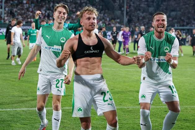 Luca Itter 27 (Spvgg Greuther Fuerth), Jannik Dehm 23 (Spvgg Greuther Fuerth) und Jan Elvedi 15 (Spvgg Greuther Fuerth) jubeln ueber den Klassenerhalt mit den fans, SpVgg Greuther Fuerth vs. Rot-Weiss Essen, Fussball, Maenner, Relegation, 2. Bundesliga, DFL, Saison 2025 2026, Rueckspiel, 26.05.2026 DFB regulations prohibit any use of photographs as image sequences and or quasi-video Fuerth Bayern Deutschland