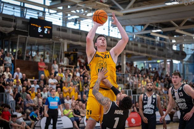Nicolas Bretzel (Bozic Estriche Knights Kirchheim, 21) Daniel Alexander Norl (Giessen 46ers, 01) Kyle Anthony Castlin (Giessen 46ers, 07) Jonathan Maier (Giessen 46ers, 13) GER, Bozic Estriche Knights Kirchheim vs. Giessen 46ers, BARMER 2. Basketball Bundesliga, Playoffs Halbfinale Spiel 3, Saison 2025 2026, 26.05.2026 GER, Bozic Estriche Knights Kirchheim vs. Giessen 46ers, BARMER 2. Basketball Bundesliga, Playoffs Halbfinale Spiel 3, Saison 2025 2026, 26.05.2026 Goeppingen Copyright: xEibner-Pressefoto NinaxSanderx EP_NSR