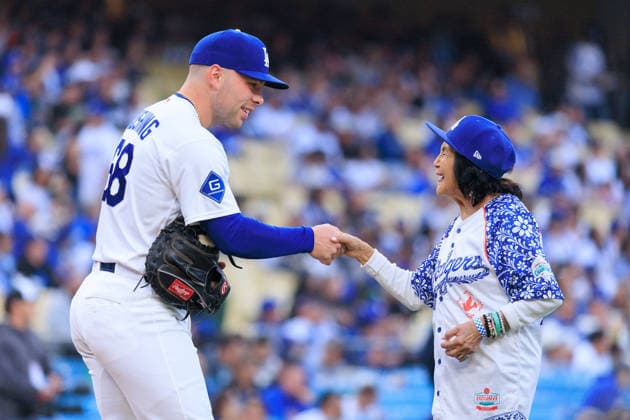 May 26, 2026, Los Angeles, California, USA: Catcher, Dalton Rushing 68 shakes hands with Dolores Huerta after she threw out the ceremonial first pitch before a regular-season MLB, Baseball Herren, USA game between the Los Angeles Dodgers and the Colorado Rockies on Tuesday May 26, 2026 at Dodger Stadium in Los Angeles, California. Dodgers defeat Rockies, 15-6. JAVIER ROJAS PI Dodgers Defeat Rockies, 15-6 - ZUMAp124 20260526_zaa_p124_012 Copyright: xJavierxRojasx