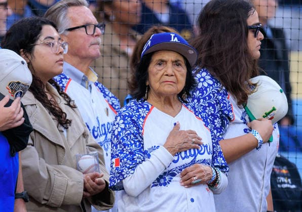 May 26, 2026, Los Angeles, California, USA: Dolores Huerta throws out the ceremonial first pitch before a regular season MLB, Baseball Herren, USA game between the Los Angeles Dodgers and the Colorado Rockies on Tuesday May 26, 2026 at Dodger Stadium in Los Angeles, California. Dodgers defeat Rockies, 15-6. JAVIER ROJAS PI Dodgers Defeat Rockies, 15-6 - ZUMAp124 20260526_zaa_p124_036 Copyright: xJavierxRojasx